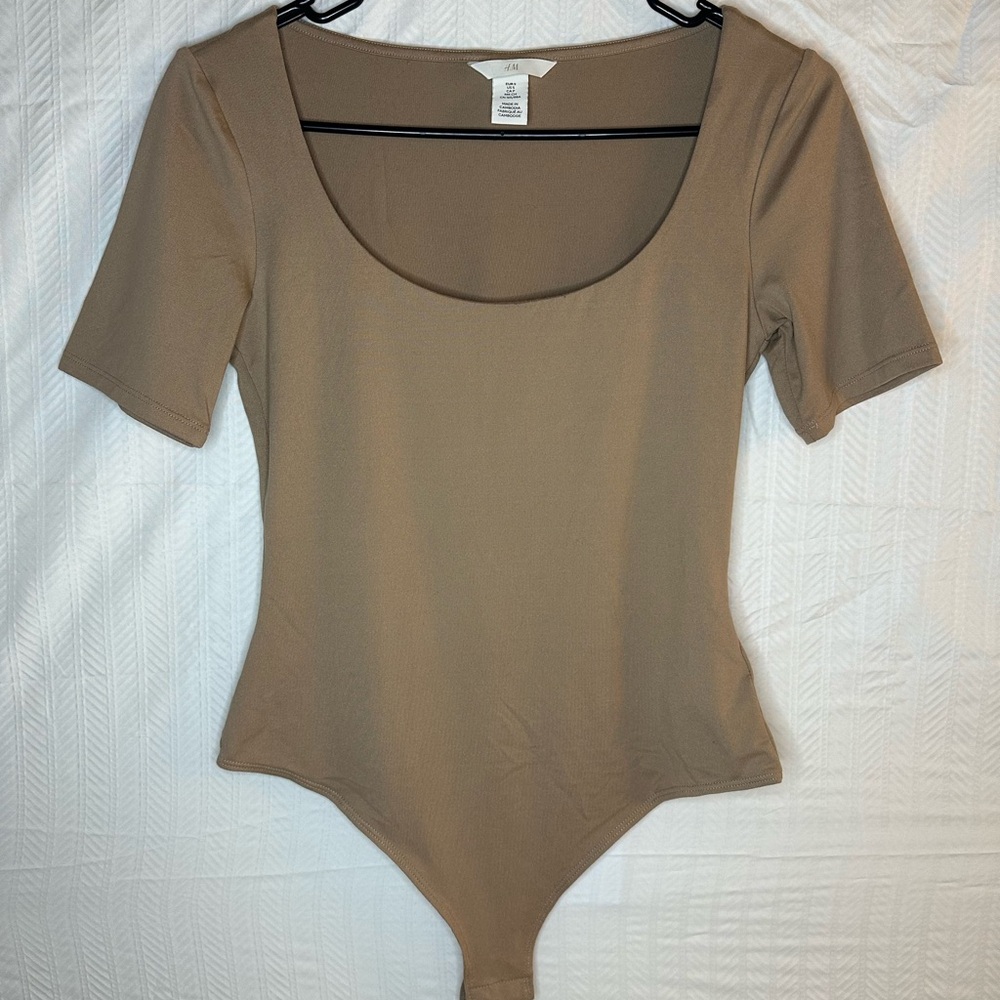 H&M Scoop Neck Short Sleeve Bodysuit in Taupe Beige